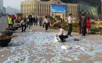 Hàn Quốc: Người dân từ chối nhặt cả chục ngàn đô la bị vứt ngoài đường